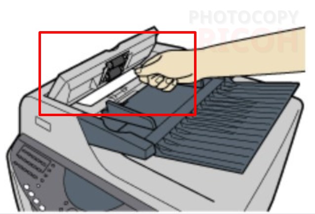 lỗi kẹt giấy máy photocopy Ricoh - kẹt khay tự động ADF: Kéo tờ giấy bị kẹt một cách nhẹ nhàng ra ngoài