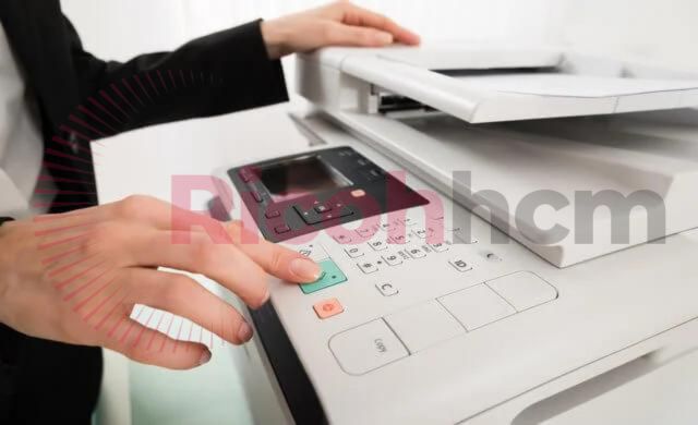 Một trong những lý do khiến cho lượt bán máy photocopy cũ TPHCM cao hơn so với thiết bị mới chính là yếu tố giá thành. Với chất lượng và chức năng hoạt động gần như tương tự nhau nhưng máy photocopy cũ có giá thấp hơn rất nhiều so với thiết bị mới