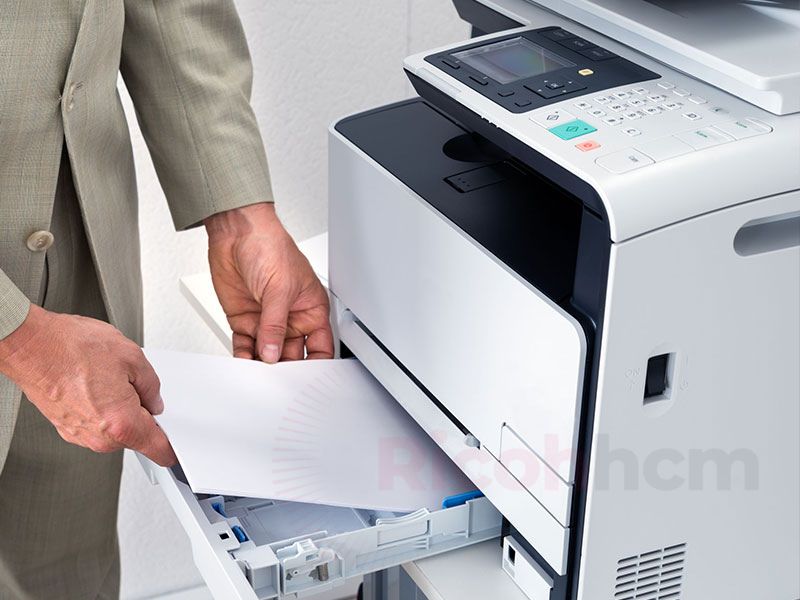 Chất lượng giấy in quá mỏng, quá dày hoặc bị ẩm ướt sẽ gây ra tình trạng máy photocopy bị nhòe mất chữ. Cần sử dụng giấy đúng định lượng theo từng dòng máy.