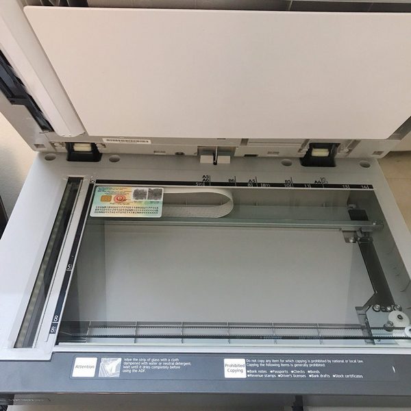 Bước 1: Đặt mặt trước của CCCD lên mặt kính máy photocopy