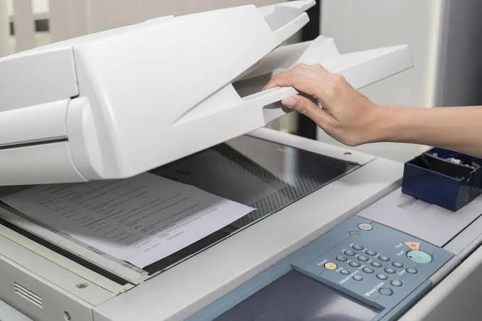 So sánh chi phí đầu tư ban đầu giữa máy photocopy màu và trắng đen