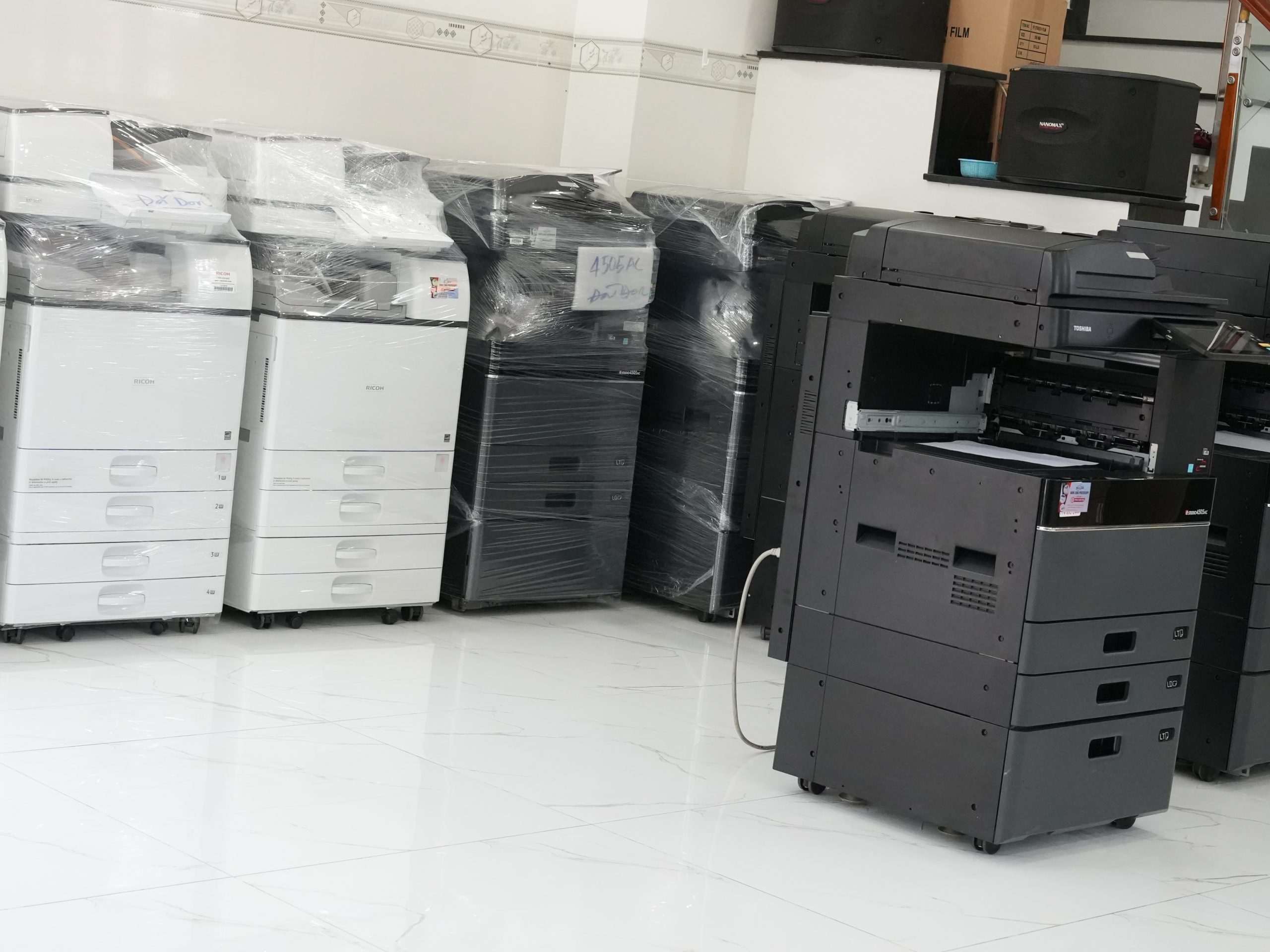 So sánh ưu nhược điểm máy photocopy màu và trắng đen